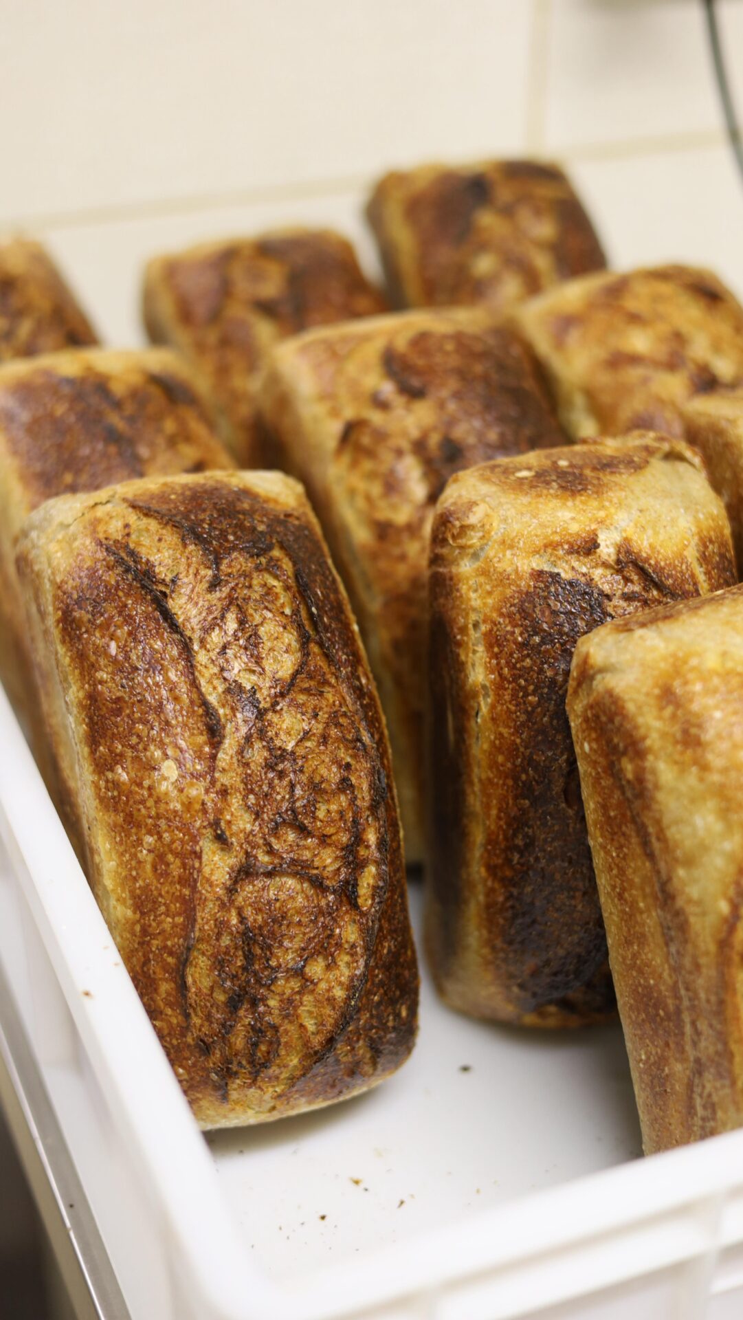 Kiekvienas mūsų raugo duonos kepaliukas – kruopštaus rankų darbo rezultatas 🙌🏻 Šią šviesią duoną rasite nuo trečiadienio malūne ir @bundu.bakery. Norite būti tikri, kad nepritrūks? Rezervuokite telefonu 👌🏻