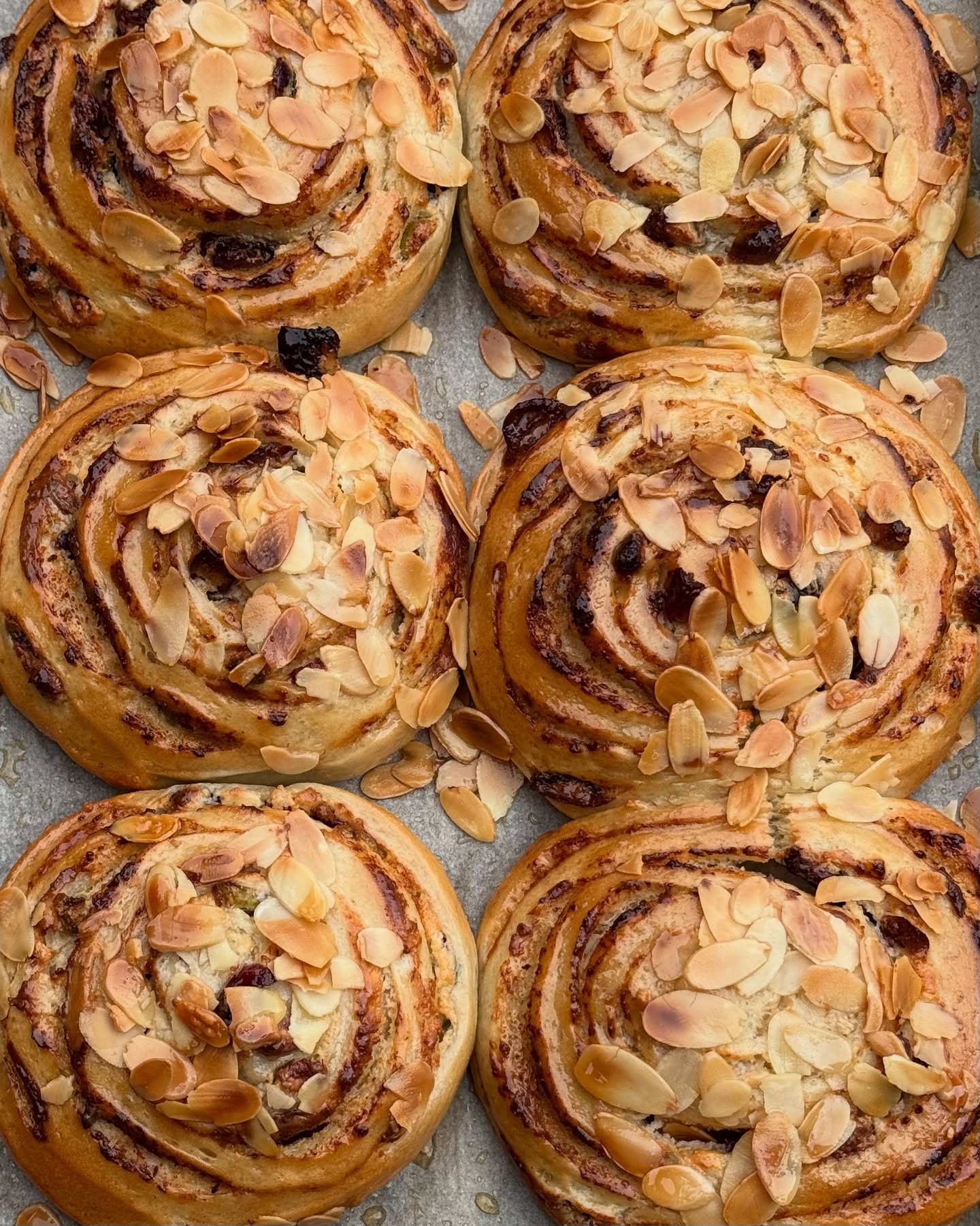 Vis dažniau malūno ir @bundu.bakery vitrinose sutiksite šias naujas bandeles – puri mielinė tešla susukta su varške, pistacijomis ir džiovintais vaisiais 🤤

Ar jau spėjote paragauti? ☺️

Stengiamės, kad jų netrūktų kasdien, tačiau jei norisi būti tikriems – visada galite rezervuoti telefonu 📞