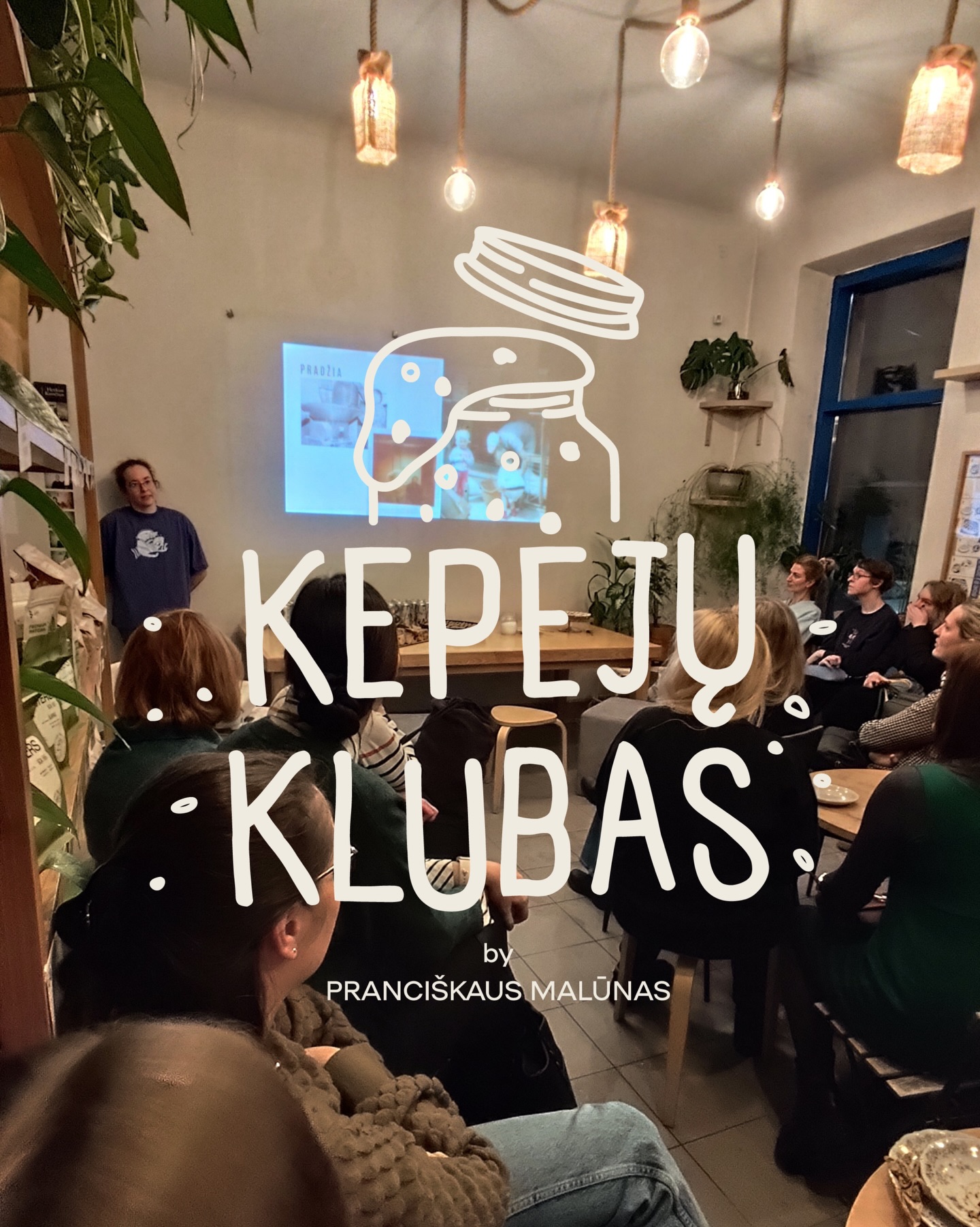 Kepėjų klubo pristatymo akimirkos dar ilgai skambės atmintyje. Tiek daug smalsumo, klausimų, gyvų pokalbių ir tikro domėjimosi raugo (ir ne tik) kepiniais 💛

Per dvi savaites prie Kepėjų klubo jau prisijungė per 70 prenumeratorių – tai dar kartą parodo, kad kepantiems namuose bendruomenė yra be galo reikalinga ir gyva. Džiaugiamės, kad kuriame ją kartu!

Jei kepate namuose ir ieškote bendruomenės – Kepėjų klubas laukia jūsų. Kasdien bendraujame online, o kartą per mėnesį susitinkame gyvai. 

Daugiau informacijos: www.kepejuklubas.lt