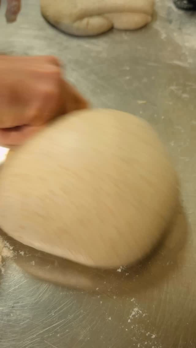 Esame sužavėti jūsų aktyvumu ir įsitraukimu į mūsų sourdough duonos mokymus 🥰 Paskelbus pirmąsias dvi datas vietų nebeliko per porą dienų 🤯 ir vis dar nenustojate klausinėti kada paskelbsime naujas! 

Pirmiausia, tai norime pasidalinti nuostabiu video, kuriame mūsų kepėjas @laukas___ įamžino bandomuosius Sourdough mokymus. O šį šeštadienį laukia pirmieji “oficialūs”, kurių labai laukiame! 🙌🏻

Rugsėjo mokymų datą planuojame skelbti kitą savaitę. Pirmieji apie tai sužinos užsiprenumeravę mūsų naujienlaiškį, tai galite padaryti www.pmalunas.lt nukeliavę į pagrindinio puslapio apačią (tikimės greitai pasidarysime ir patogesnį būdą).

Nekantraujame vis daugiau jus įkvėpti kepti tikrą duoną bei gerinti savo įgūdžius virtuvėje 👨🏻‍🍳