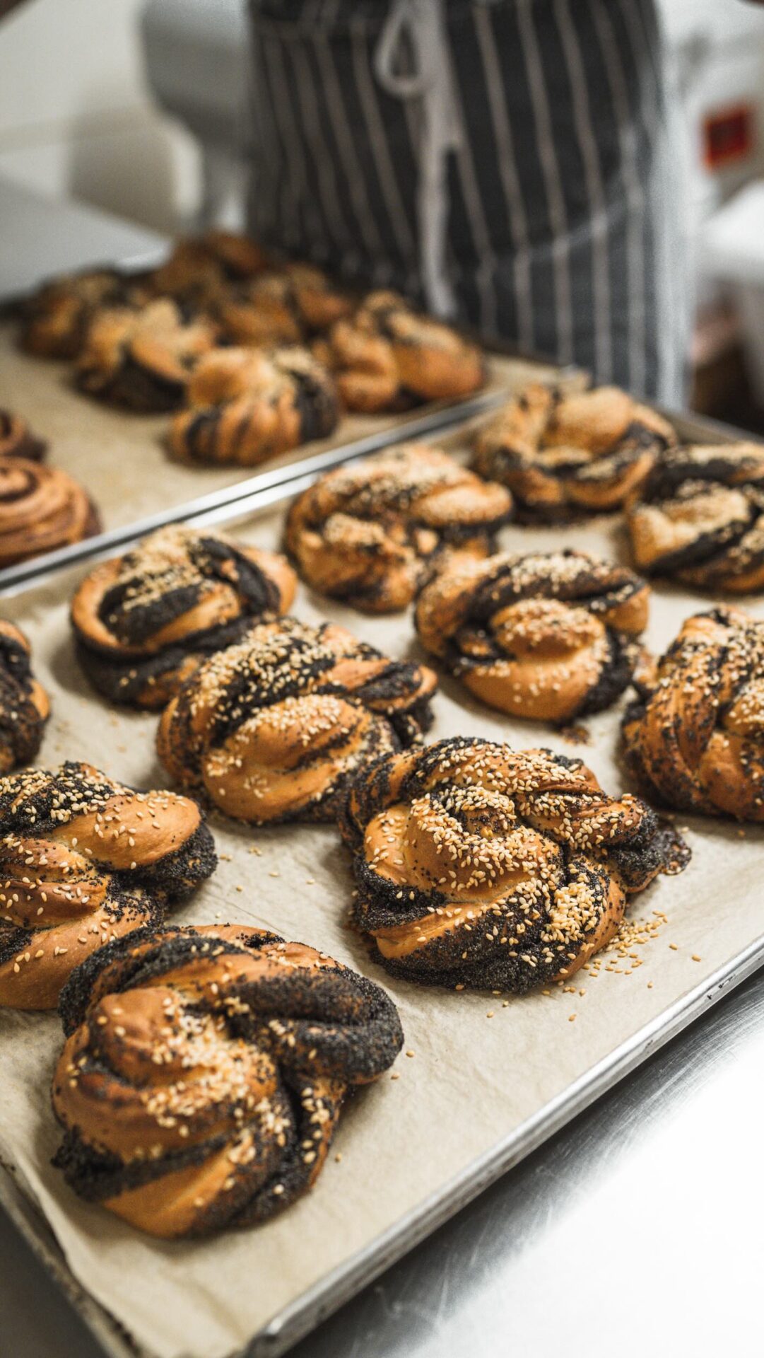 Visad žinojom, kad mėgstate mūsų aguonines bandeles, bet labiausiai jų populiarumas pasijuto tada kai jų nebeliko 🤭 Tai buvo tik laikina pauzė, jos jau kuris laikas vėl mūsų kasdieniame asortimente!

Primename, kad šios bandelės kepamos be pieno ir kiaušinių, tad yra visiškai augalinės 🌱
Ar jums patinka ši aguonų ir sezamo kombinacija? 💛