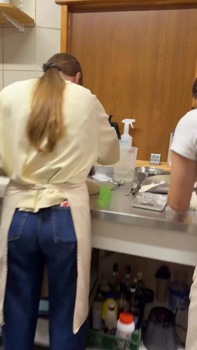 Gyvi duonos mokymai kepykloje 🙌🏻

Mes kasdien kepame Sourdough duoną, todėl mokymuose dalinamės tuo, kuo patys gyvename. Susitinkame prie stalo, dirbame su tešla, kalbamės, ragaujame bei atsakome į klausimus.

Jūsų laukia:
• Daug praktikos
• Tikra kepyklos aplinka
• Maža grupė ir gyvas bendravimas

O norintiems gilintis – rengiame ir II lygio mokymus. Jei jau kurį laiką galvoji „norėčiau išmokti rimčiau“ – gal metas susitikti gyvai?

Artimiausias datas rasite www.pmalunas.lt/mokymai arba komentuokite „mokymai“ ir atsiųsime visą informaciją.