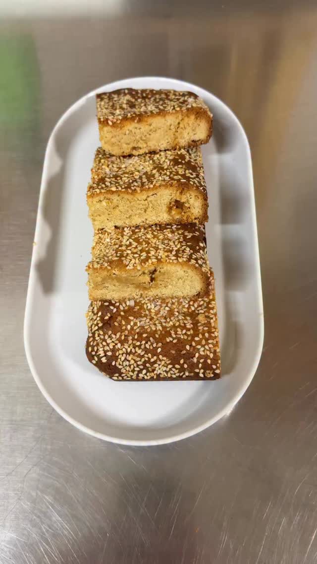 Dalinamės šio mėnesio kepinio atsiradimo kelione. Kaip visada, standartai aukšti – jis turi patikti didžiajai daliai komandos ir būti ištobulintas taip, kad skonis būtų tobulai subalansuotas 👌🏻
Kovo mėnesio kepinys – tikrai išskirtinis. Apjungę tobuluosius @eva_jasionyte tahini ir chalvą kartu su baltuoju šokoladu, pristatome jums šias chalva blondies.
Skanaukite @bundu.bakery ir malūne 🤍