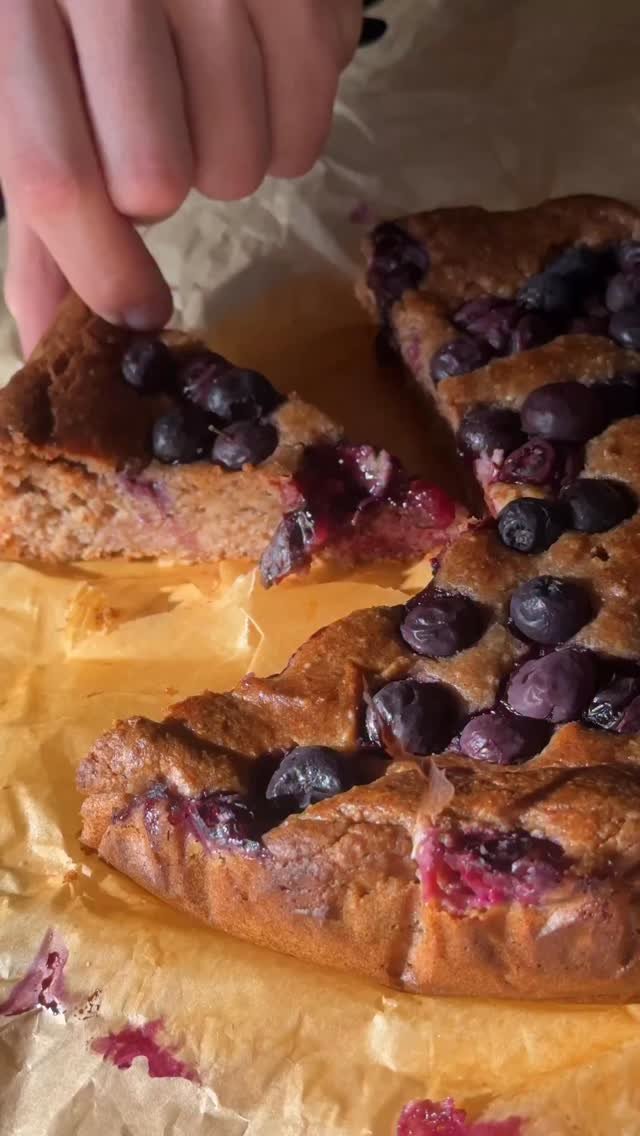 Dalinamės pyrago receptu toms akimirkoms, kai norisi kažko saldaus, bet be kvietinių miltų ir cukraus 🫐Datulių ir avižų pyragas:Ingredientai:
- 330 g pieno (tinka ir augalinis)
- 240 g datulių
- 110 g avižinių dribsnių
- 8 g (2 šaukšteliai) kepimo miltelių
- 4 g (2 šaukšteliai) cinamono
- žiupsnelis druskos
- 70 g tahini (sezamų pastos)
- 50 g kokoso aliejaus (išlydyto)1. Įkaitinkite orkaitę iki 180 laipsnių.
2. Datules užpilkite pienu, leiskite šiek pabūti, kol ruošite kitus komponentus (jeigu datulės kietokos, naudokite šiltą pieną ir leiskite pamirkti apie 30min).
3. Blenderiu sumalkite avižinius dribsnius iki miltų, įmaišykite kepimo miltelius, cinamoną ir druską.
4. Blenderiu sutrinkite datules, pieną, tahini ir kokosų aliejų.
5. Įmaišykite šlapius ingredientus į sausus ir maišykite, kol nebeliks sausų miltų.
6. Sudėkite tešlą į skardelę, ištiestą kepimo popieriumi, išlyginkite paviršių. Jeigu norisi užberkite šviežių arba šaldytų uogų.
7. Kepkite 45-50min, galite patikrinti su mediniu pagaliuku, jis neturėtų aplipti tešla.
8. Prieš pyragą pjaunant jam leiskite atvėsti.
9. Skaniausias tą pačią dieną, bet kambario temperatūroje išsilaikys dar 1-2 dienas.